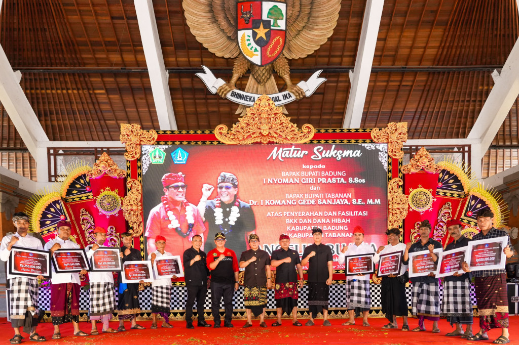 Bupati Badung Giri Prasta Serahkan Bantuan Hibah dan BKK di Kabupaten Tabanan